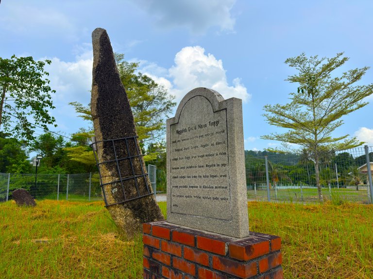 Batu Megalith Datuk Nisan Tinggi