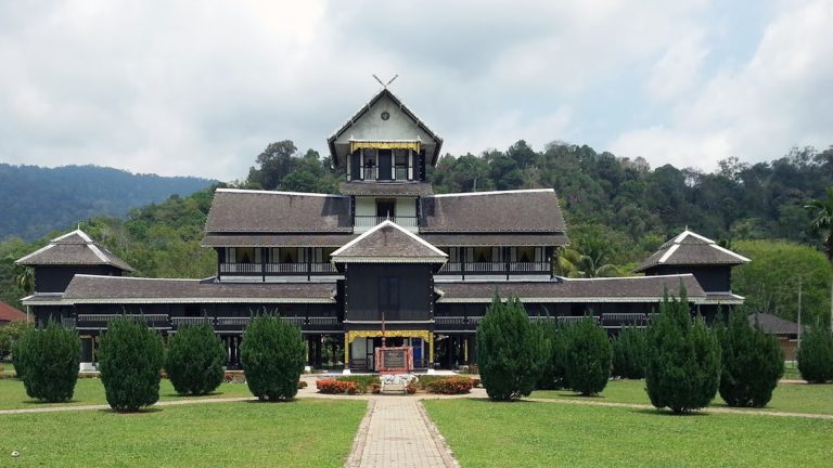 Muzium Diraja Istana Lama Seri Menanti